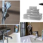 E2 Luxury Oldtown - 2x Parking, Foodstore, Pcscreen, Netflix, Unlimited Music, Crib, Babychair, Fastwifi, Aircon * Kassa