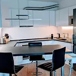 Apartman E2 Luxury Oldtown - 2x Parking, Foodstore, Pcscreen, Netflix, Unlimited Music, Crib, Babychair, Fastwifi, Aircon Kassa