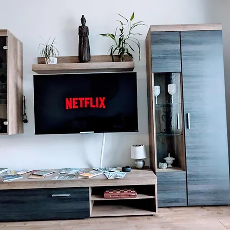 E2 Luxury Oldtown - 2x Parking, Foodstore, Pcscreen, Netflix, Unlimited Music, Crib, Babychair, Fastwifi, Aircon Apartment Košice