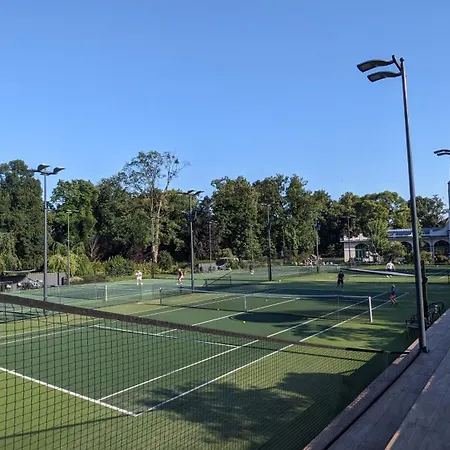 E2 Luxury Oldtown - 2x Parking, Foodstore, Pcscreen, Netflix, Unlimited Music, Crib, Babychair, Fastwifi, Aircon * Kassa