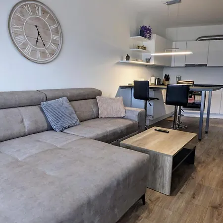 E2 Luxury Oldtown - 2x Parking, Foodstore, Pcscreen, Netflix, Unlimited Music, Crib, Babychair, Fastwifi, Aircon * Košice