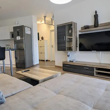 E2 Oldtown Luxury Apartment: Urban Comfort Apartment *