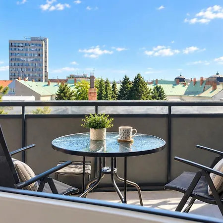 E2 Luxury Oldtown - 2x Parking, Foodstore, Pcscreen, Netflix, Unlimited Music, Crib, Babychair, Fastwifi, Aircon Apartment Košice