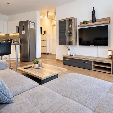 E2 Luxury Oldtown - 2x Parking, Foodstore, Pcscreen, Netflix, Unlimited Music, Crib, Babychair, Fastwifi, Aircon Apartment