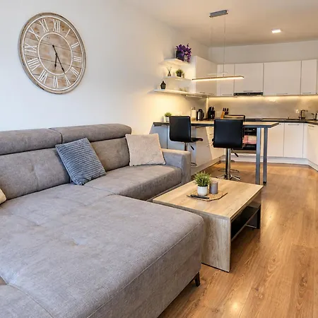 E2 Luxury Oldtown - 2x Parking, Foodstore, Pcscreen, Netflix, Unlimited Music, Crib, Babychair, Fastwifi, Aircon *