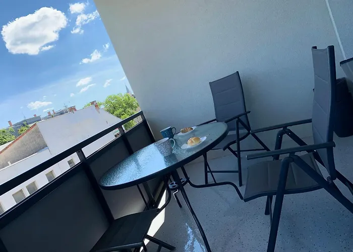 E2 Luxury Oldtown - 2x Parking, Foodstore, Pcscreen, Netflix, Unlimited Music, Crib, Babychair, Fastwifi, Aircon *