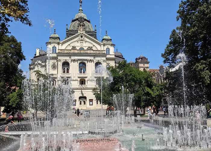 E2 Luxury Oldtown - 2x Parking, Foodstore, Pcscreen, Netflix, Unlimited Music, Crib, Babychair, Fastwifi, Aircon *