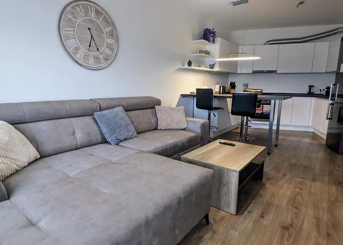 E2 Luxury Oldtown - 2x Parking, Foodstore, Pcscreen, Netflix, Unlimited Music, Crib, Babychair, Fastwifi, Aircon * Košice