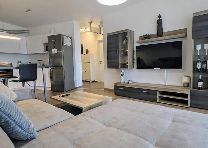 E2 Luxury Oldtown - 2x Parking, Foodstore, Pcscreen, Netflix, Unlimited Music, Crib, Babychair, Fastwifi, Aircon Διαμέρισμα *